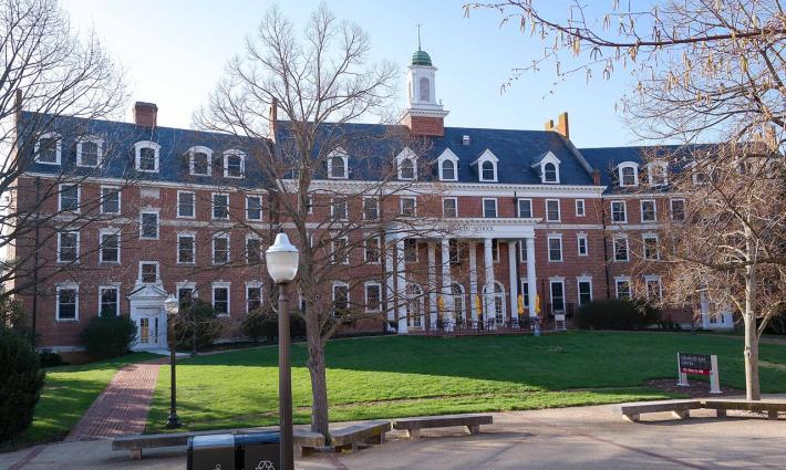 مجلس طلبة جامعة "فيرجينيا" يتبنى قرارًا بمقاطعة الاحتلال