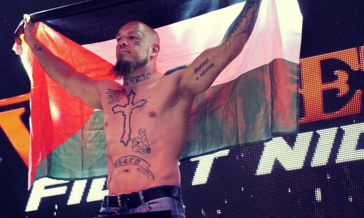 بطل أوروبا في الفنون القتالية يهدي فوزه للشعب الفلسطيني