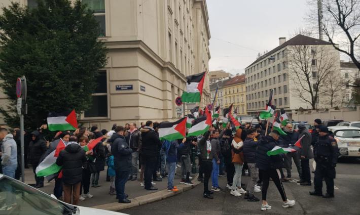 فيينا.. وقفة احتجاجية أمام السفارة الأميركية رفضاً لصفقة القرن