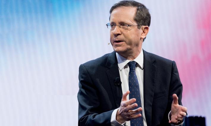 ولي عهد أبوظبي يدعو رئيس كيان الاحتلال لزيارة الإمارات