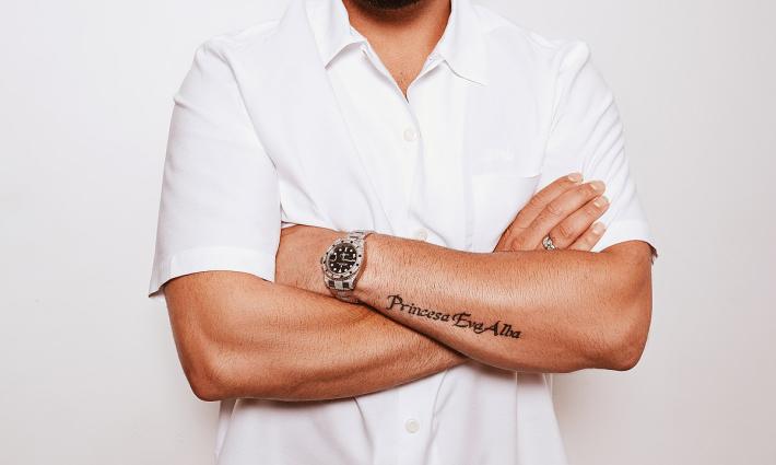 دعوات للفنان كينجي جيراك لإلغاء حفله في تل أبيب