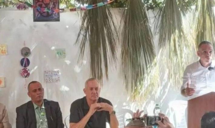 إدانة فلسطينية للقاء شخصيات محلية بوزير جيش الاحتلال