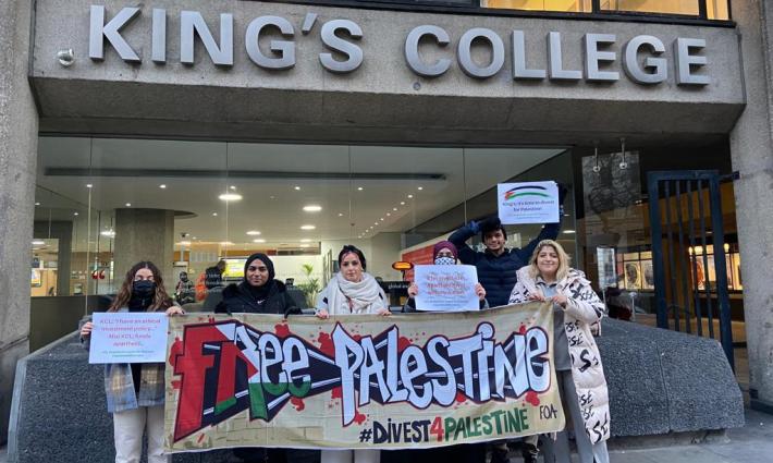 طلاب 30 جامعة بريطانية يطالبون بالتخلي عن نظام الفصل العنصري