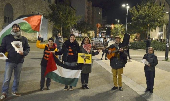 وقفة احتجاجية ضد مشاركة الفنانة كاثرين رينجر في حفل بتل أبيب