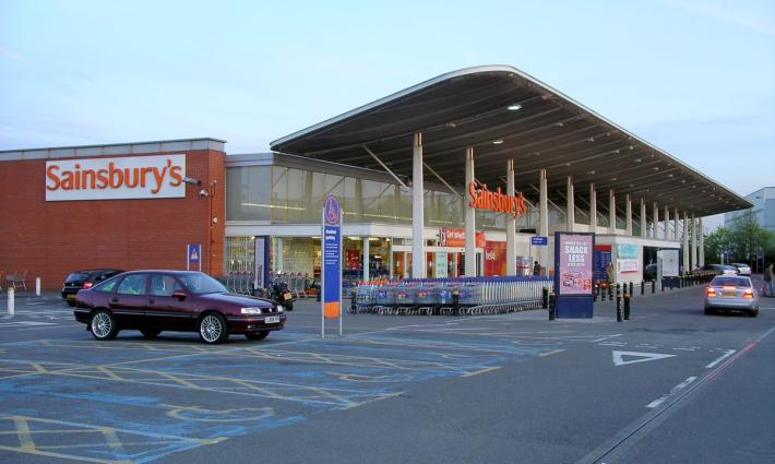 بلفاست.. حركة المقاطعة تدين تسويق متاجر "Sainsbury's" لمنتجات المستوطنات الإسرائيلية