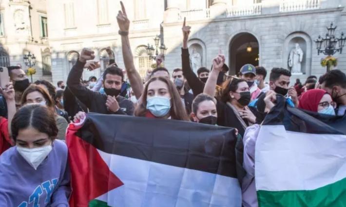 بعد قطع علاقاتها مع الاحتلال.. تواصل الإشادات بقرار عمدة مدينة برشلونة✊
