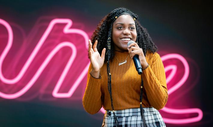 الحملة الفلسطينية ترحب بتضامن الفنانة الأميركية نونام مع فلسطين