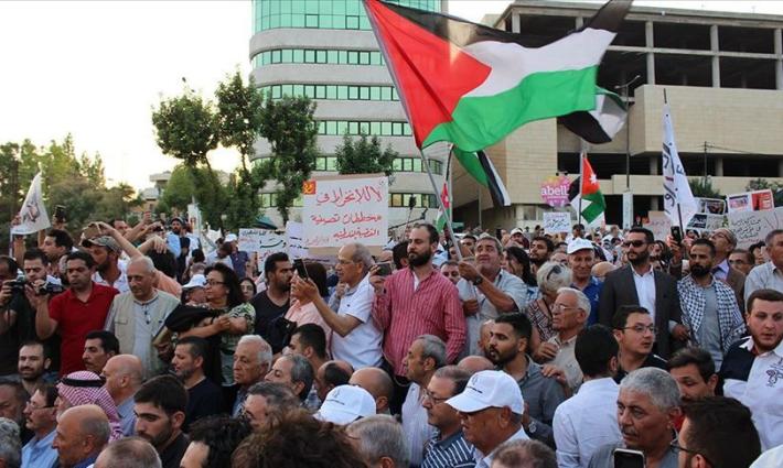 أردنيون يتظاهرون في عمان ضد مؤتمر البحرين