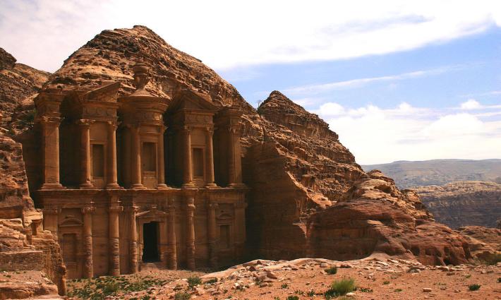 تجمع أردني يحذر من تمرير قانون يسمح ببيع أراضي البتراء للإسرائيليين