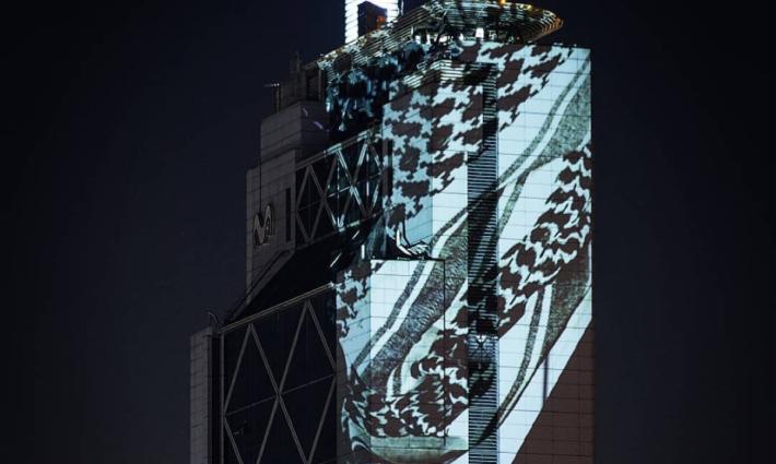 ترحيب بإضاءة ناطحة سحاب في تشيلي بالكوفية الفلسطينية