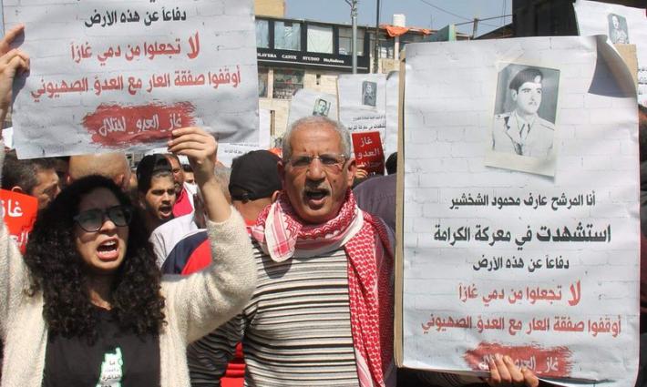 كتلة برلمانية تطالب بحجب الثقة عن حكومة الرزاز بسبب اتفاقية الغاز مع الاحتلال الإسرائيلي