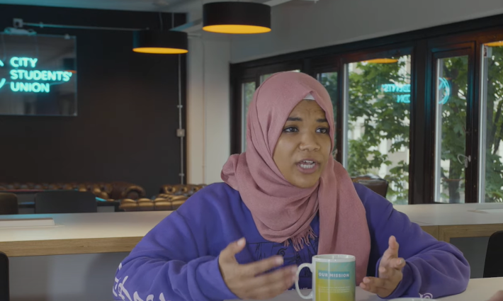 تجميد عضوية رئيسة الاتحاد الوطنيّ للطلبة في بريطانيا بمزاعم معاداة السامية