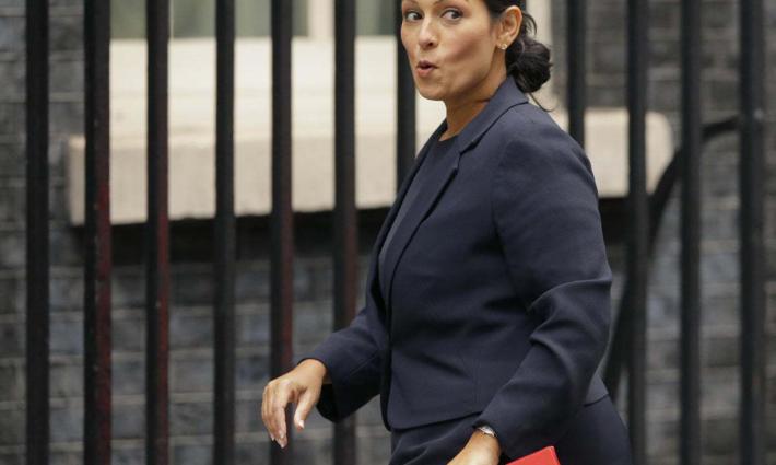 وزيرة الداخلية البريطانية تهاجم حركة المقاطعة وتصفها بالعنصرية