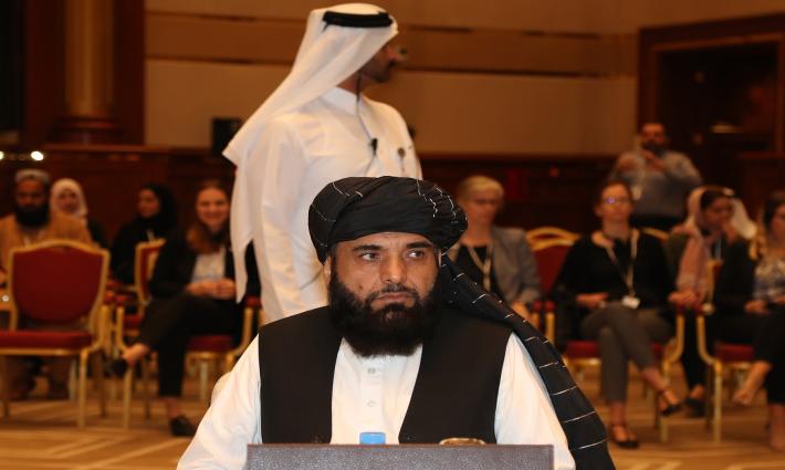 مراسل قناة إسرائيلية يحاور المتحدث باسم "طالبان" بهوية مخفية