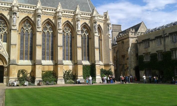 قرار طلّابي برفع علم فلسطين بشكل دائم في "أوكسفورد"