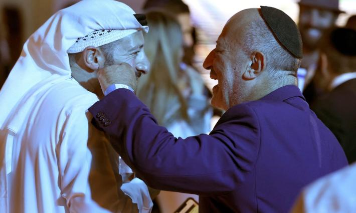 إماراتيون وحاخامات يرقصون في أكبر عرس يهودي في أبو ظبي