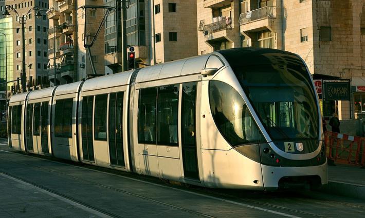 استنكار للقاء ممثلي بنك إيطالي مع مسؤولين عن تطوير قطار القدس الخفيف