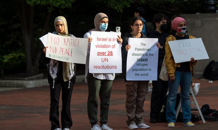 تجمع طلابي أميركي يعرض محاكاة لجدار الفصل العنصري للتضامن مع فلسطين