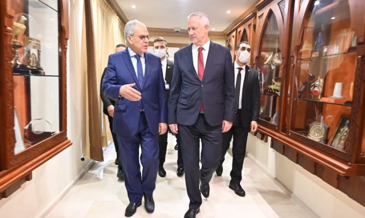 مباحثات تطبيعية تجمع وزير جيش الاحتلال بوزراء مغربيين