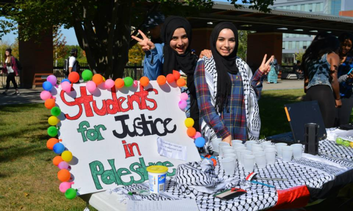 جامعة نيويورك تحقق مع طالبة كتبت "اللعنة" على حقيبة بريد إسرائيلية ?