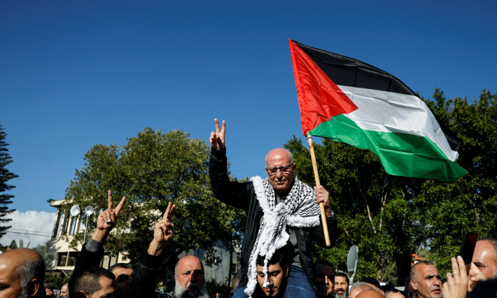 الشرطة الإسرائيلية تبدأ تطبيق قرار بمنع رفع العلم الفلسطيني ??