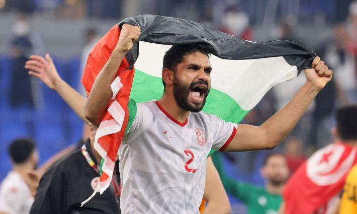 الأمن الفرنسي يحاول انتزاع علم فلسطين من مشجعي تونس