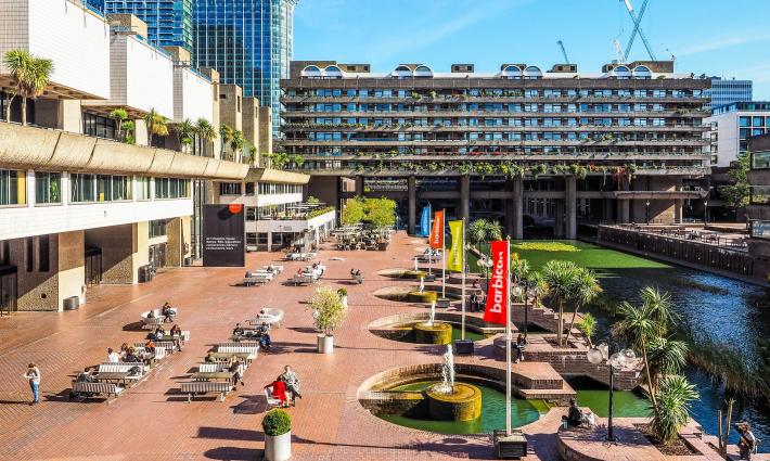 50 فنانًا بريطانيًا يطالبون "باربيكان" بإنهاء شراكتها مع سفارة الاحتلال ✊?