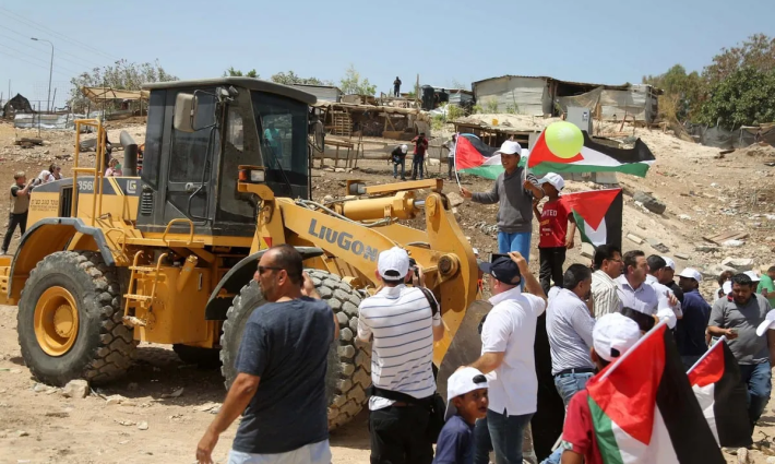 خطر التهجير القسري لسكان الخان الأحمر يتصاعد مجددًا ?