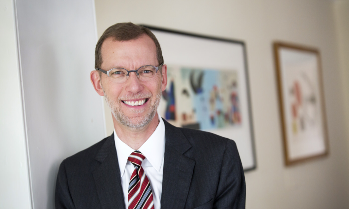 خريجون فلسطينيون يطالبون بتنحي عميد كلية هارفارد كينيدي ??