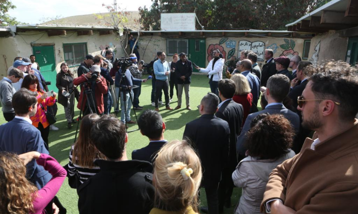 وفد دبلوماسي دولي يزور قرية الخان الأحمر المهددة بالهدم ✊?