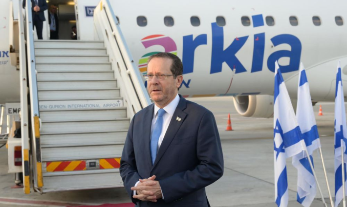 رئيس الاحتلال يصل البحرين ويغير جدول أعماله بسبب التظاهرات ضده