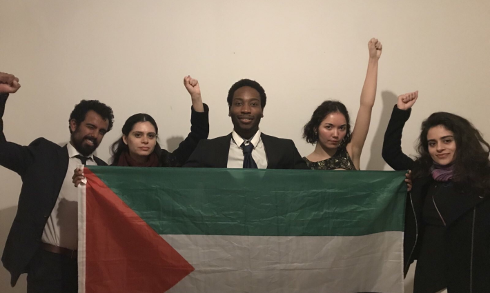 حركة فلسطين تعرقل فعالية عشاء لصناع السلاح في بريطانيا