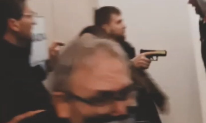 حراس سفيرة الاحتلال في مدريد يُشهرون أسلحتهم تجاه طلبة جامعة "كمبلوتنسي" ?