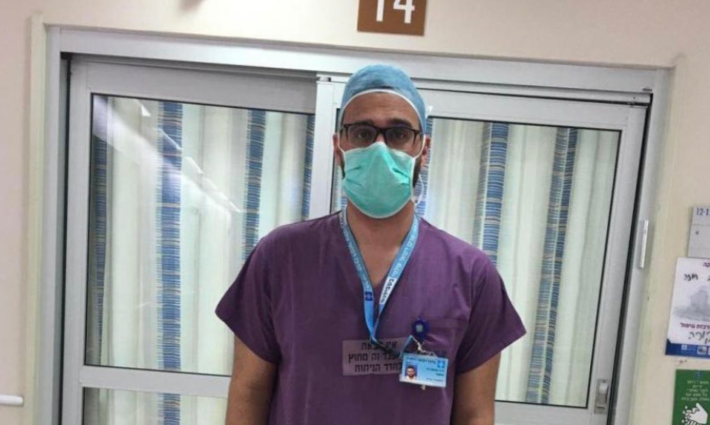 فصل طبيب فلسطيني قدم قطعة حلوى لطفل مصاب