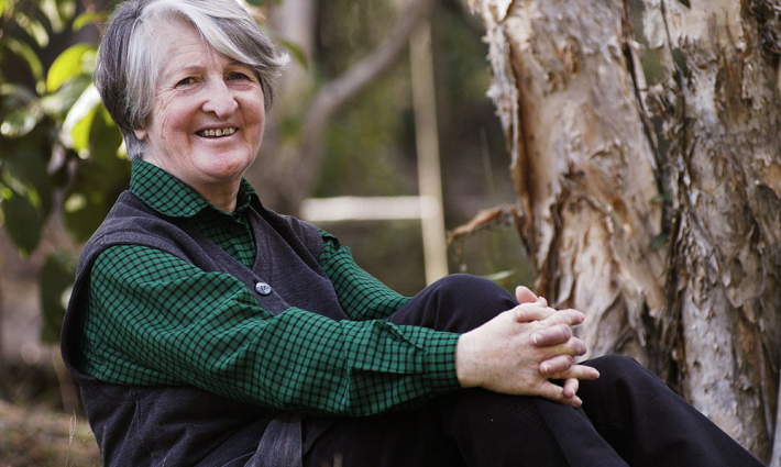 كرّست حياتها لخدمة فلسطين.. وفاة الطبيبة الأسترالية جين كالدر