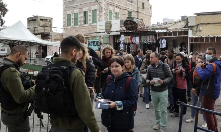 الاحتلال بدأ في تطبيق القيود الجديدة على دخول وإقامة الأجانب في الضفة