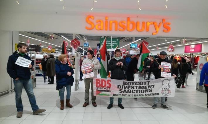 بلفاست.. وقفة احتجاجية أمام سلسلة متاجر تستورد الخضروات والفواكه الإسرائيلية