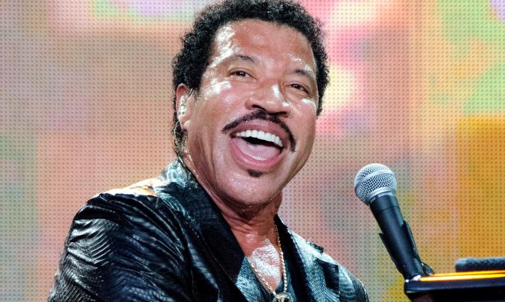 دعوات للفنان لاينل ريتشي لإلغاء حفله في تل أبيب