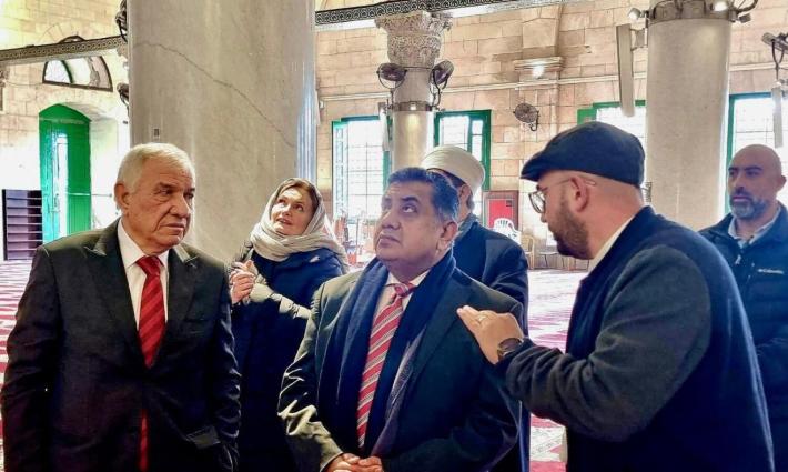 وزير بريطاني يصلي في الأقصى ويدين عمليات الهدم الإسرائيلية ?