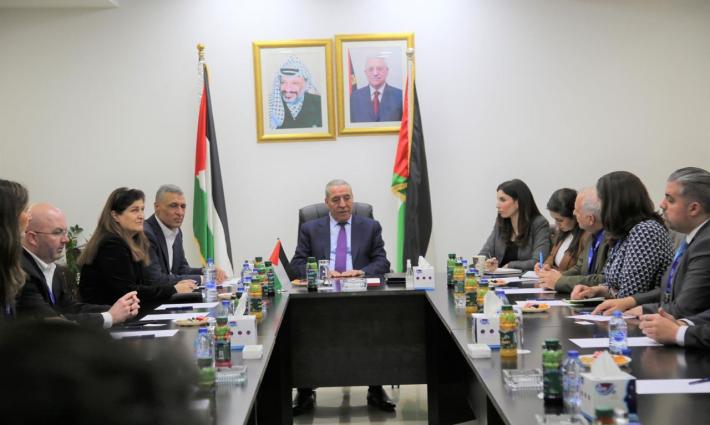 النشرة - حركة المقاطعة تدين لقاء حسين الشيخ مع "آيباك".. ودعوات لدعم حملة "تفحّص الملصق"