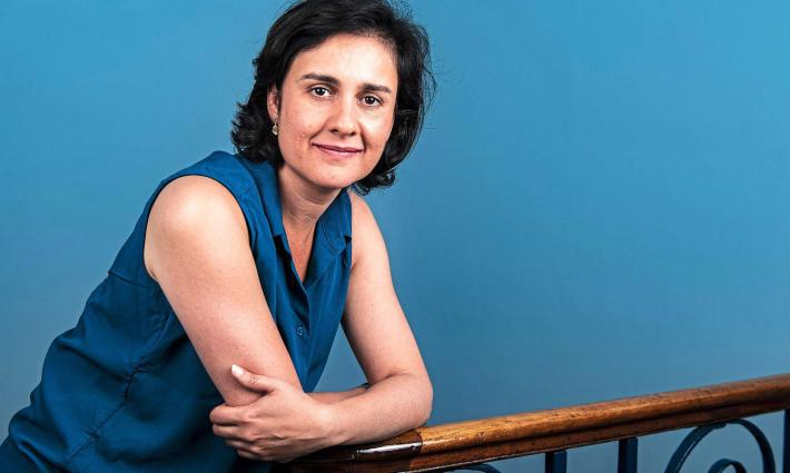 المرصد الأورومتوسطي يدين سحب جائزة من الكاتبة كاميلا شمسي