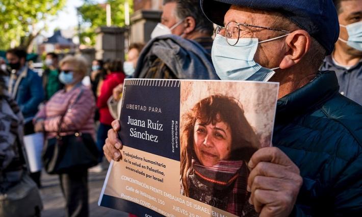 الاحتلال يستمر في احتجاز الناشطة الإسبانية خوانا رويز