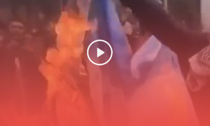 "هبت النار والبارود غنى".. طلاب الجامعة الأردنية يحرقون العلم الإسرائيلي