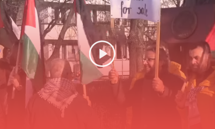 فلسطينيون يتظاهرون أمام السفارة الأميركية في العاصمة البولندية