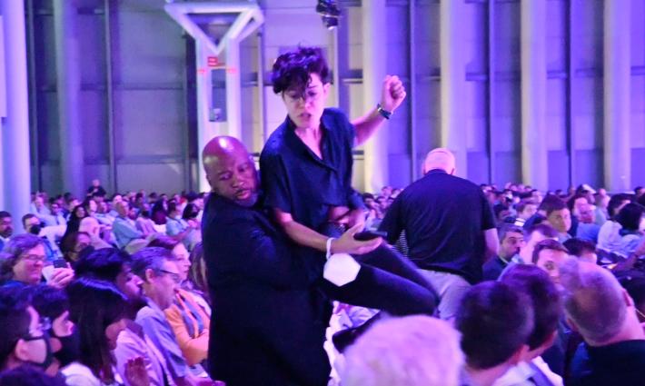 متضامنون مع فلسطين يعطّلون فعاليات قمة أمازون التقنية