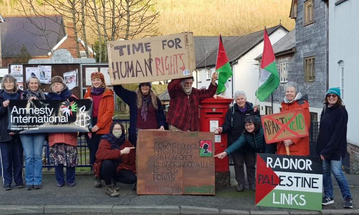 دعوات لوقف استثمار صناديق المعاشات البريطانية في شركات تدعم الاحتلال