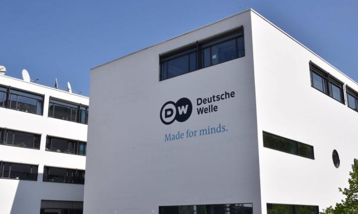 دويتشه فيله تشدد إجراءاتها الداخلية بسبب مزاعم معاداة السامية