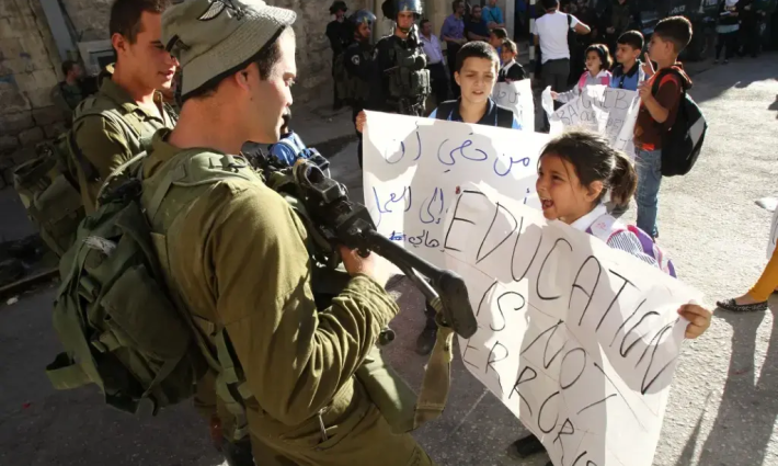 الاحتلال يسعى للسيطرة على المناهج التعليمية العربية