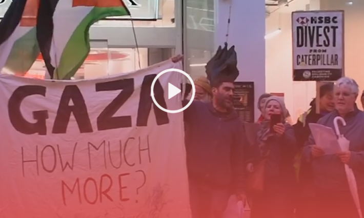 ناشطون يغنون ضد بنك HSBC في مدينة مانشستر البريطانية