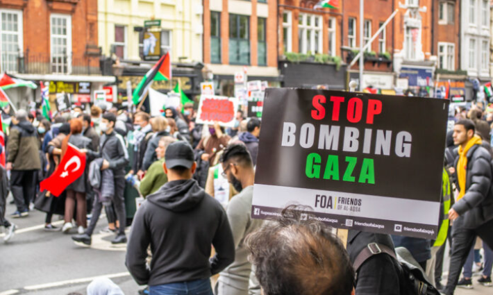 اتهام رجلين بـ "العنصرية" خلال تظاهرة داعمة لفلسطين 😡